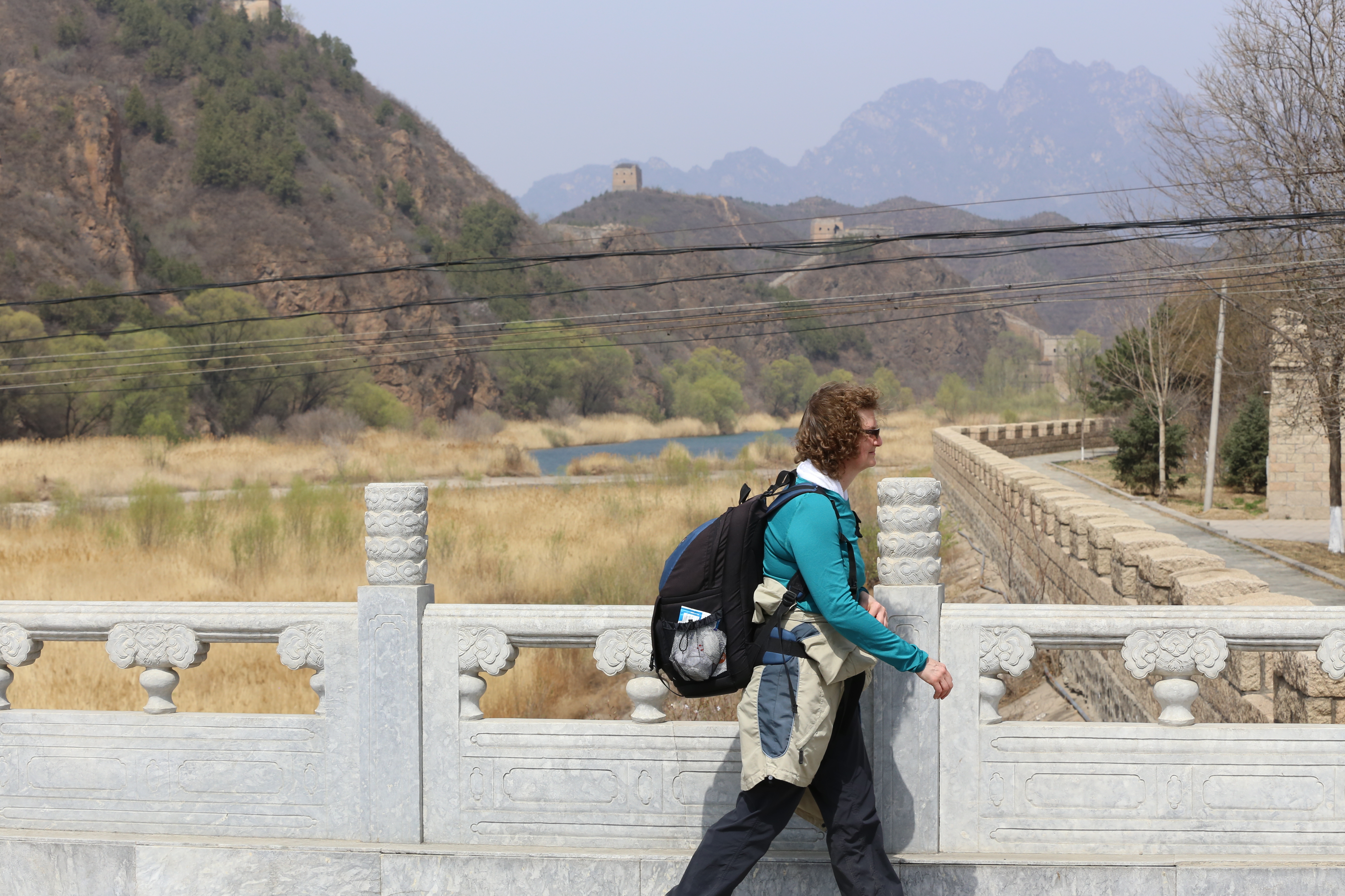 卧虎山蟠龙山被潮河一切两半,长城延伸至水中,前景是潮河大桥上的老外 微信图片_202308101005597
